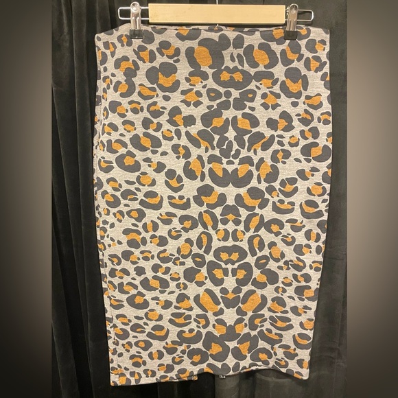 H&M 2-Piece Leopard Crop Midi SKIRT SET in GREAT condition. Size Medium - Picture 3 of 8